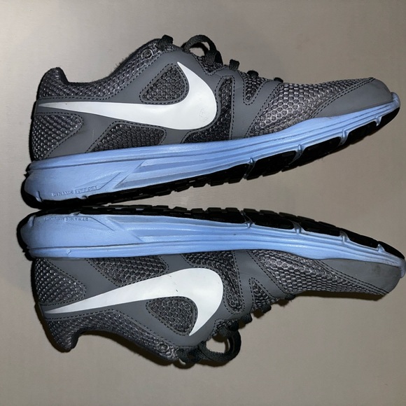 Women’s Nike sneaker size 9.5. Great condition! - Picture 6 of 8